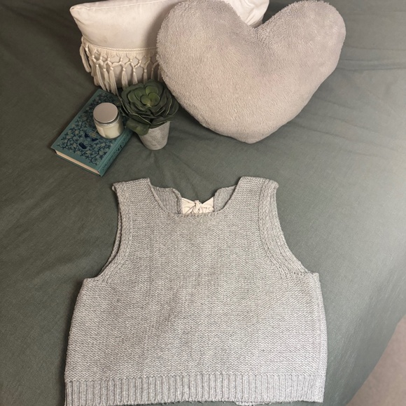 Women’s Gray Sleeveless sweater-Bow Back - Picture 4 of 5